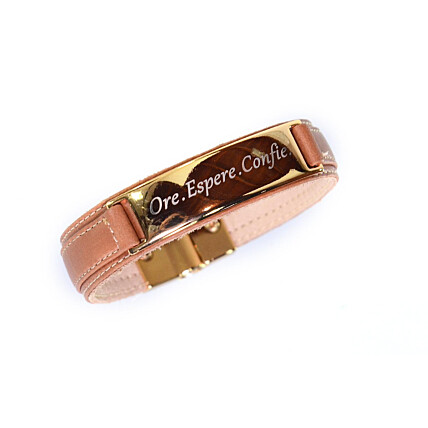 Pulseira Magnética em Couro Caramelo com Placa Banhada a Ouro e Gravação Ore, Espere e Confie - ECMG-0031