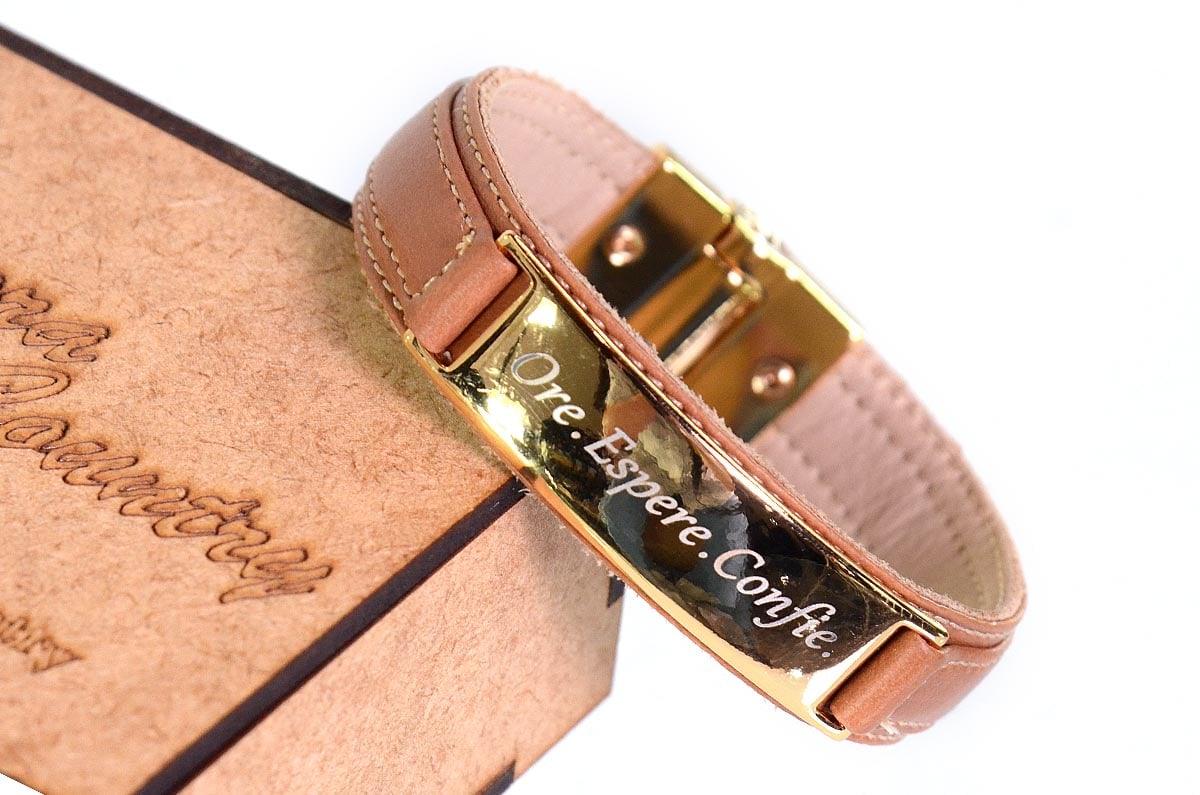 Pulseira Magnética em Couro Caramelo com Placa Banhada a Ouro e Gravação Ore, Espere e Confie - ECMG-0031